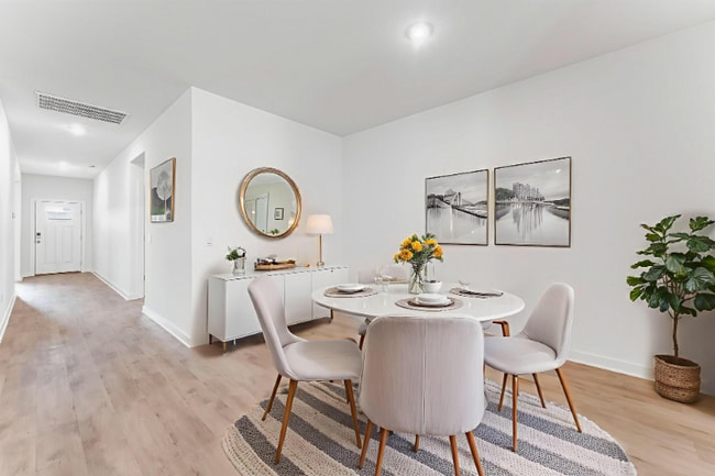 Photo - 114 S Maroon Ave