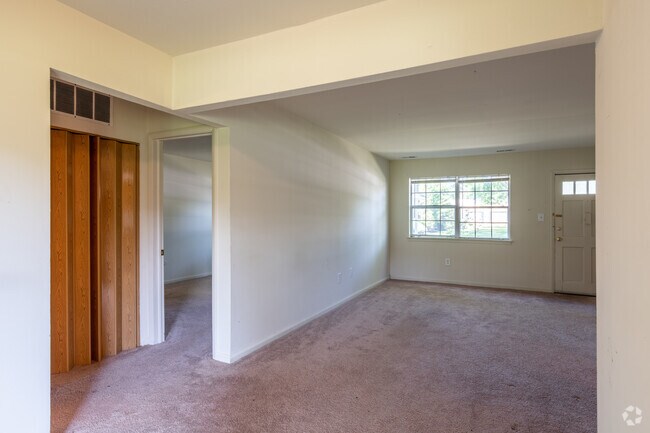 1BR, 1BA - 738SF - Bedroom