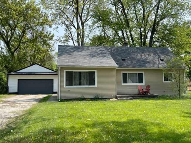 ADORABLE 3 BED 1.5 BATH BUNGALOW -----DEER... - ADORABLE 3 BED 1.5 BATH BUNGALOW -----DEER... House