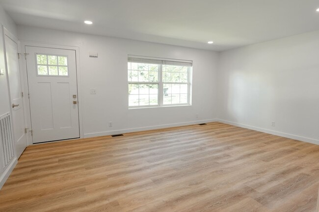 Photo - 3 Bed, 2 Bath Home in Walking Distance to ...