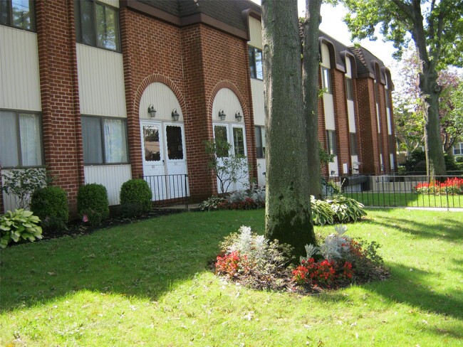 Building Photo - 745 Chestnut St Rental