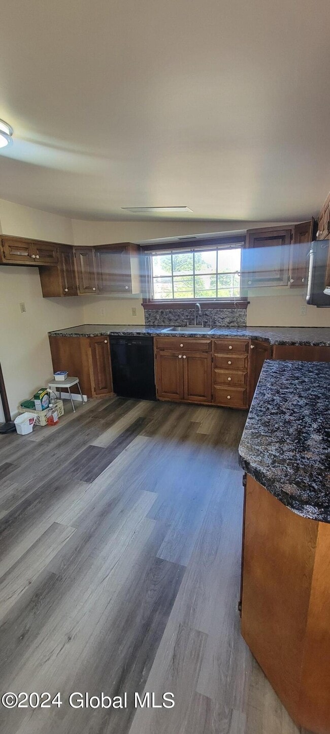 Photo - 1570 Union St