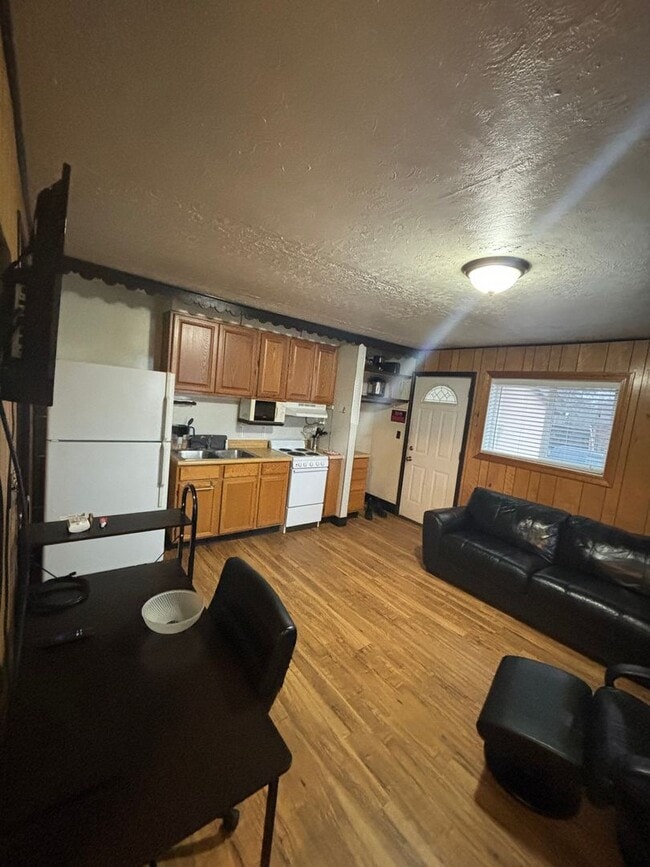 2443 Loomis Dr
