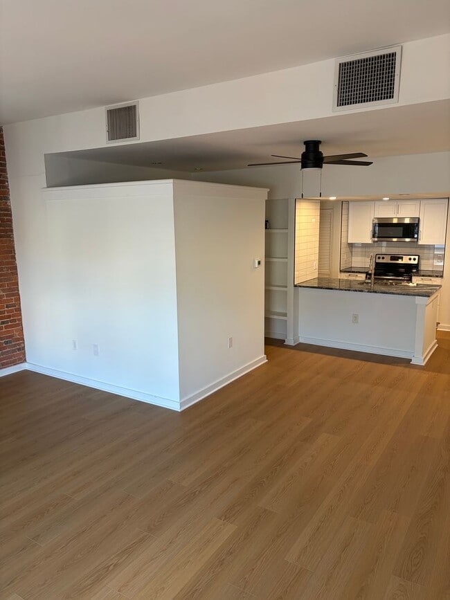 Photo - Welcome to Urban Elegance in the Heart of ... Unit 407