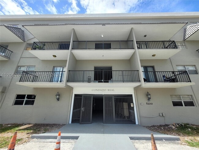 Photo - 5100 SW 41st St Unit 319