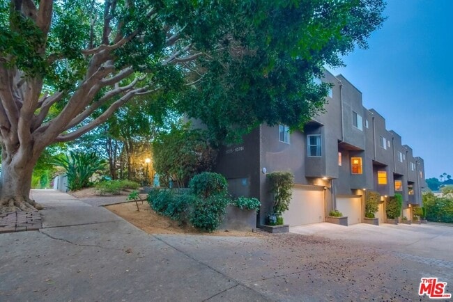 Photo - 1077 W Kensington Rd Unit 3