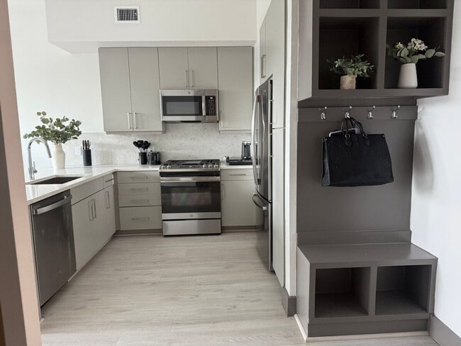 Photo - 4512-4518 Montrose Boulevard-SI ID1539477P Unit SI ID1539477P