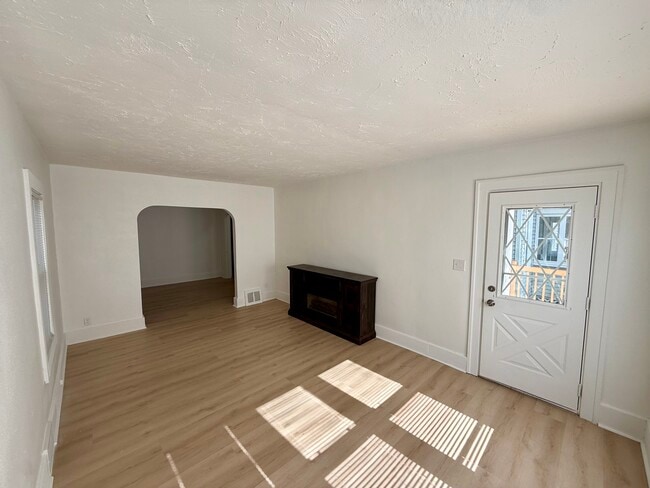 Photo - 146 Bondie St