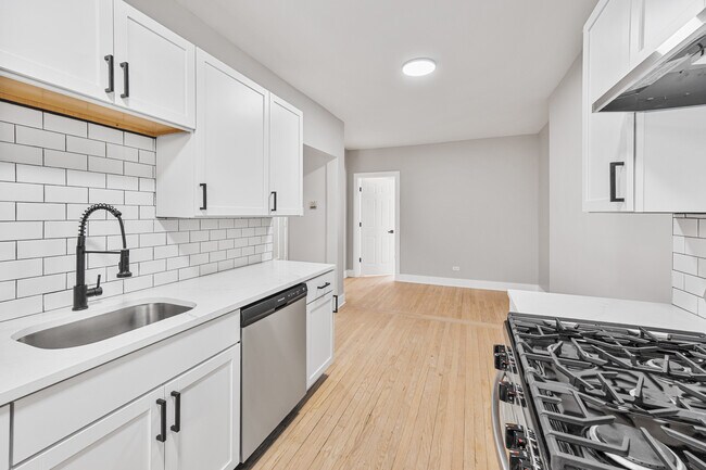 Photo - 7375 N Damen Ave Unidad H2