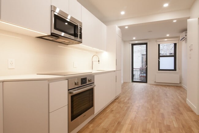 Building Photo - 2050 Av. Claremont Unit 14