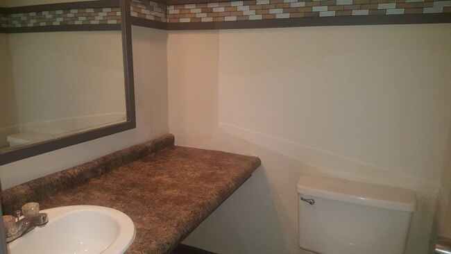 Photo - 663 Watson St