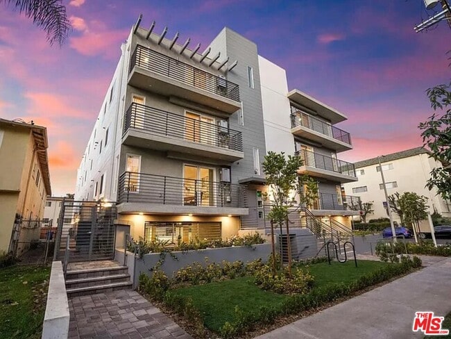 Building Photo - 5405 Hermitage Ave Unit 204 Rental