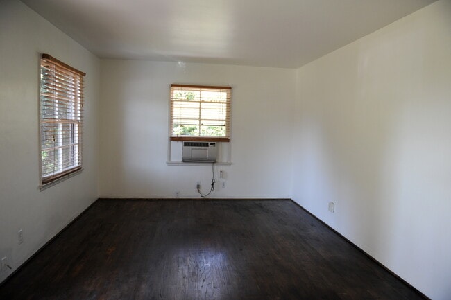 5622 Hazeltine Ave Unit front