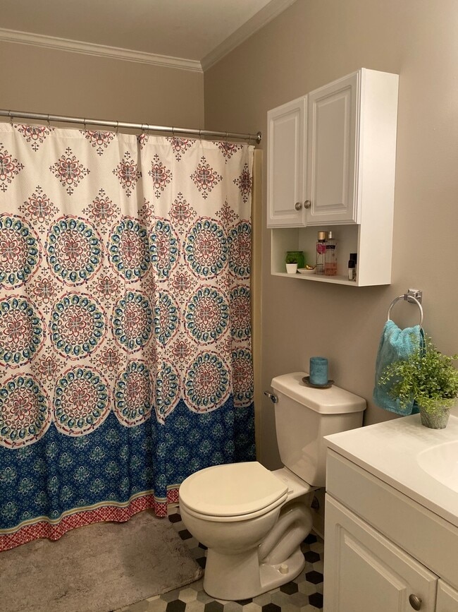 Building Photo - Cozy 2 Bedroom Condo