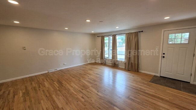 Photo - 270 Beryl Way