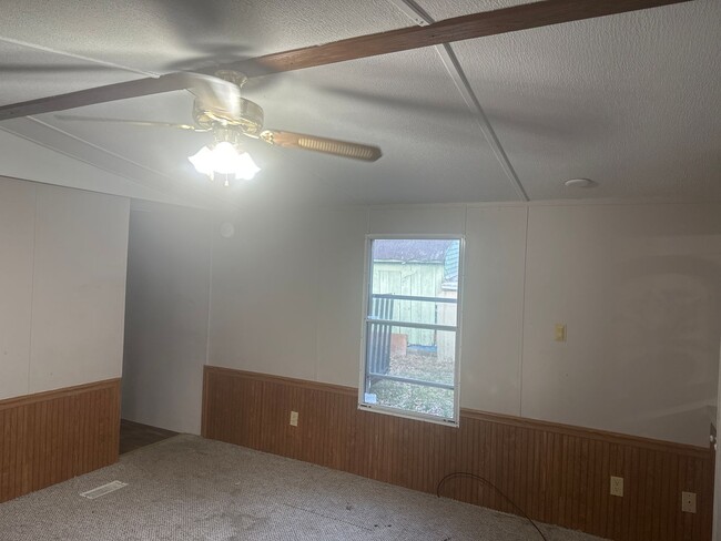 Building Photo - Quaint 2 BR/1BA mobile home located in downtown Divernon!