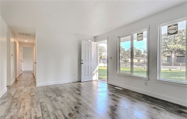 Photo - Huge fenced yard 3 Bedroom Fresh remodel