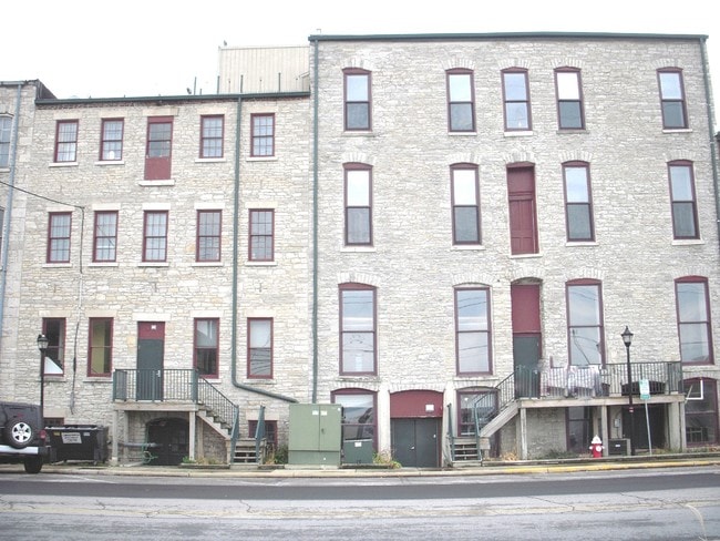 Building Photo-Back - Water's Edge Apartments