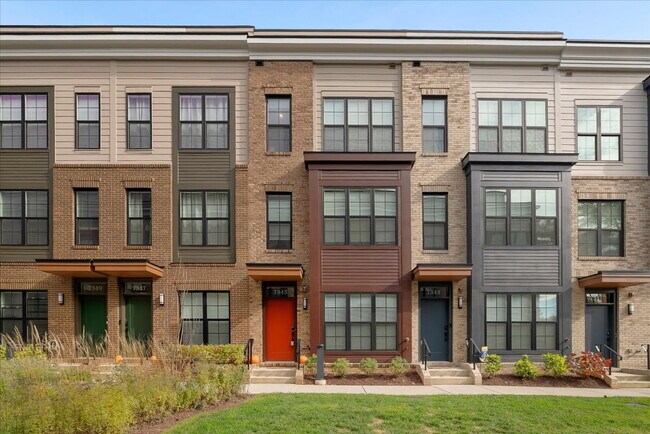 Building Photo - Modern 2024 Townhome with Rooftop Terrace.