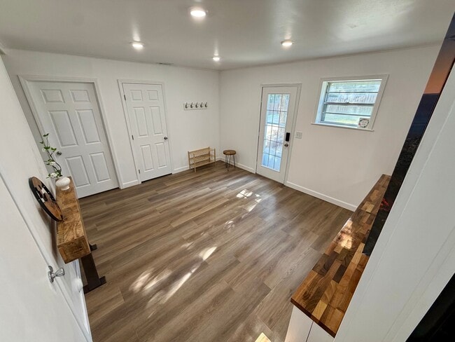 Photo - 206 Suttle Dr