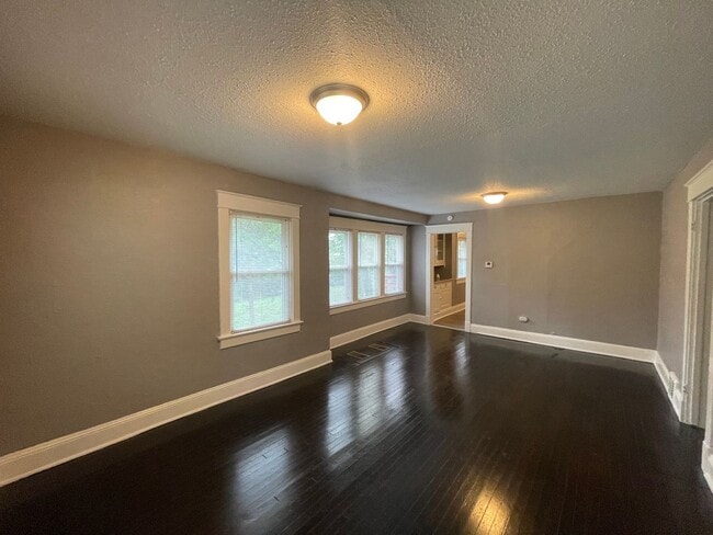 Building Photo - 2 Bedroom rent ready!!!!