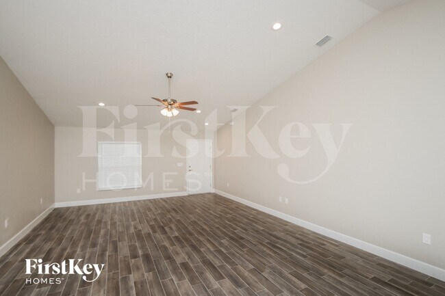 Photo - 918 Armstrong Rd SE