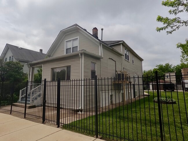 Photo - 1430 N Leamington Ave Apartment Unit 2