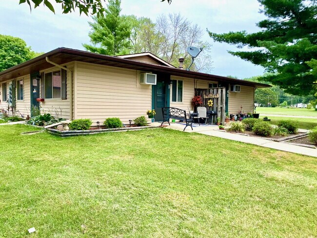 Building Photo - 1&nbsp;Bedroom&nbsp;|&nbsp;1&nbsp;Bathroom&nbsp;Walk-Out Unit 13 A