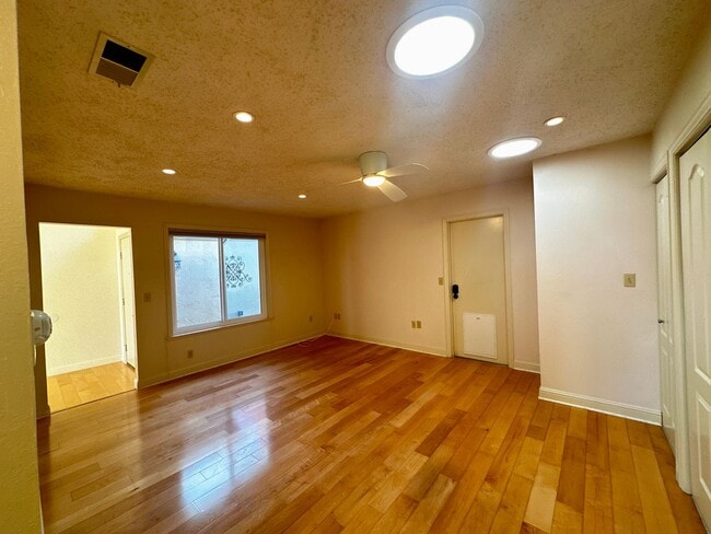 Photo - Single Story Court location