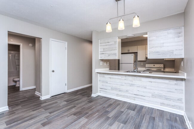 2BR, 1BA - 840 SF