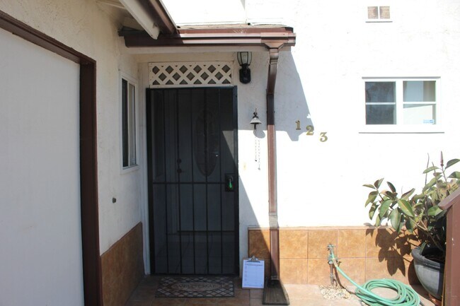 Photo - Frontier Dr. Unidad A