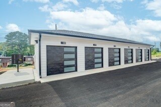 Photo - 113 Chateau Dr SE