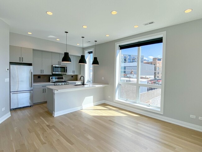 Photo - 1050 W Cornelia Ave Unit 2