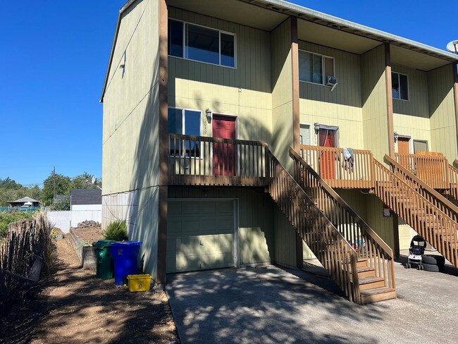 Building Photo - 12042 SE Raymond St Unit 12042 Rental