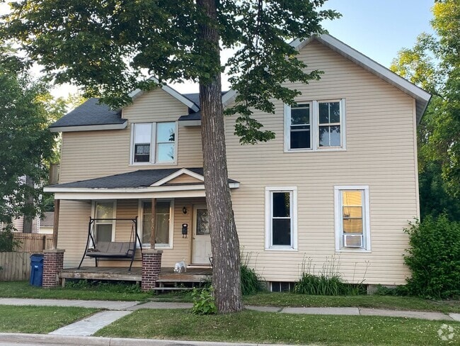 Building Photo - 630 Chicago Ave Unit Upper Rental