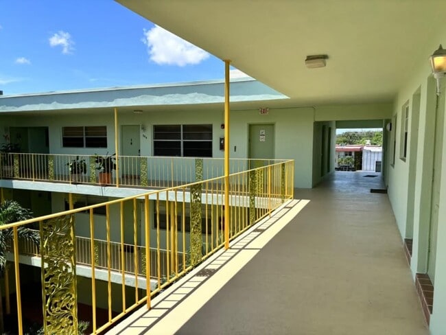 Photo - 2031 Dewey St Unidad 101 ADMIRAL CONDO