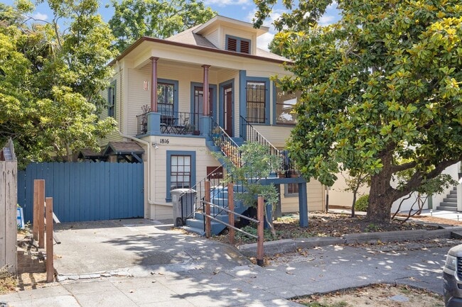 Building Photo - 1816 Carleton St