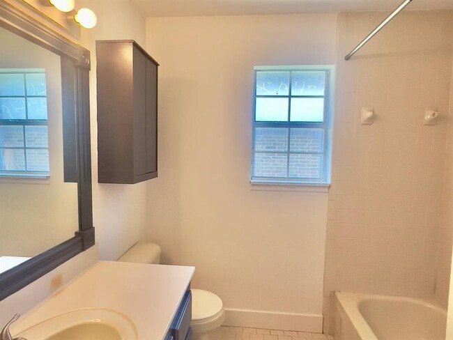 Photo - 1121 Charlton Rd