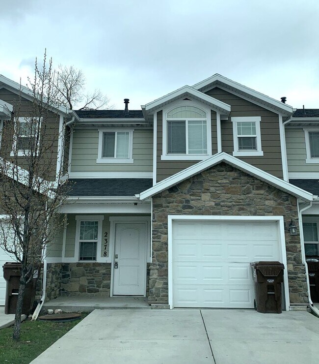 Photo - 3 Bed 2.5 Bath Townhome for Rent in West Haven | Modern Living + HOA Amenities