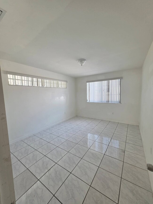 Photo - 1475 W 31st St