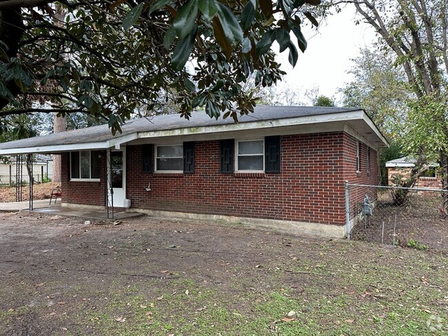 Building Photo - Cozy 3-Bedroom Brick Home with Modern Touc...