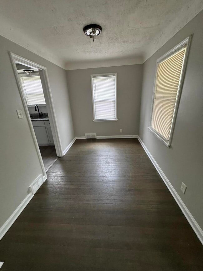 Photo - 8272 Roselawn St