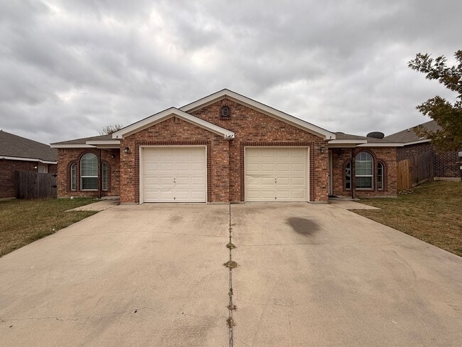 Photo - RENT REDUCTION & RENT SPECIAL - AVAILABLE NOW! Unidad 3807 John Chisholm Loop - B