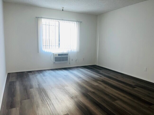 Photo - 943 Elden Ave Unidad 206