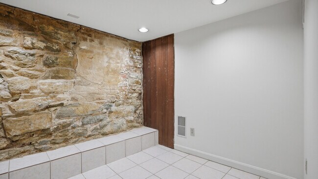 Photo - 6415 Howe St