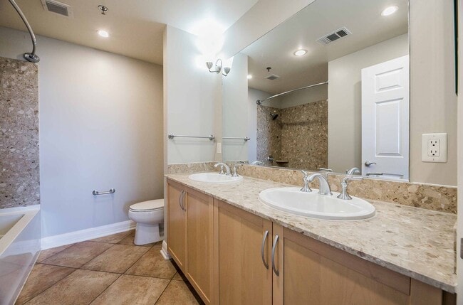 Photo - GORGEOUS DOWNTOWN HIGHRISE CONDO FOR LEASE!