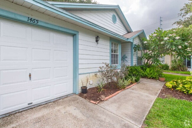 Building Photo - This tasteful decorated home features 3 be...