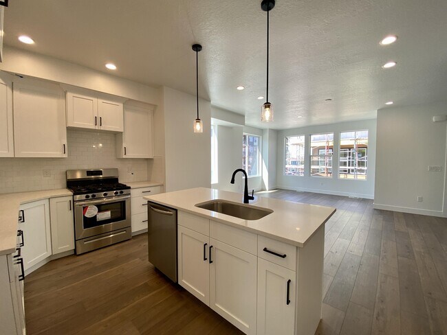 Photo - 8333 Durham St