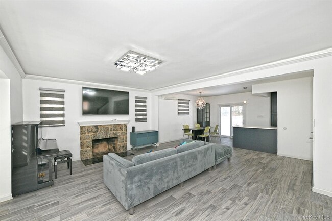 Photo - 222-03 Kingsbury Ave