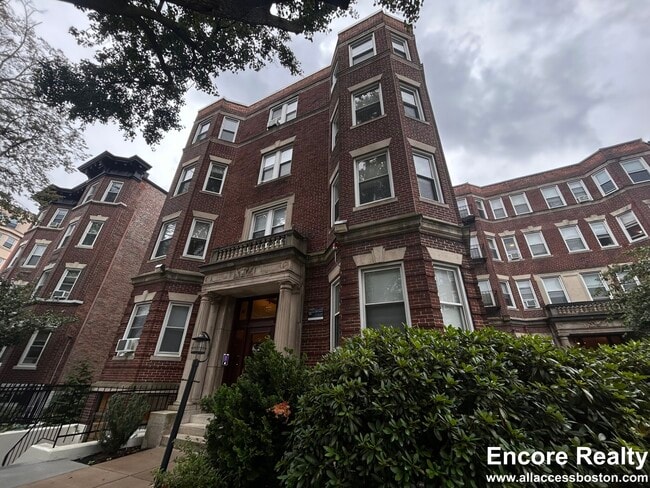 Building Photo - 98 Queensberry St Unit 14